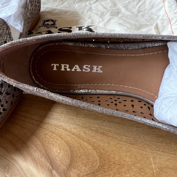 NIB TRASK FARRAH PERFORATED FLATS 7 PEWTER METALLIC LASER CUT LOAFER CASUAL - Picture 7 of 11